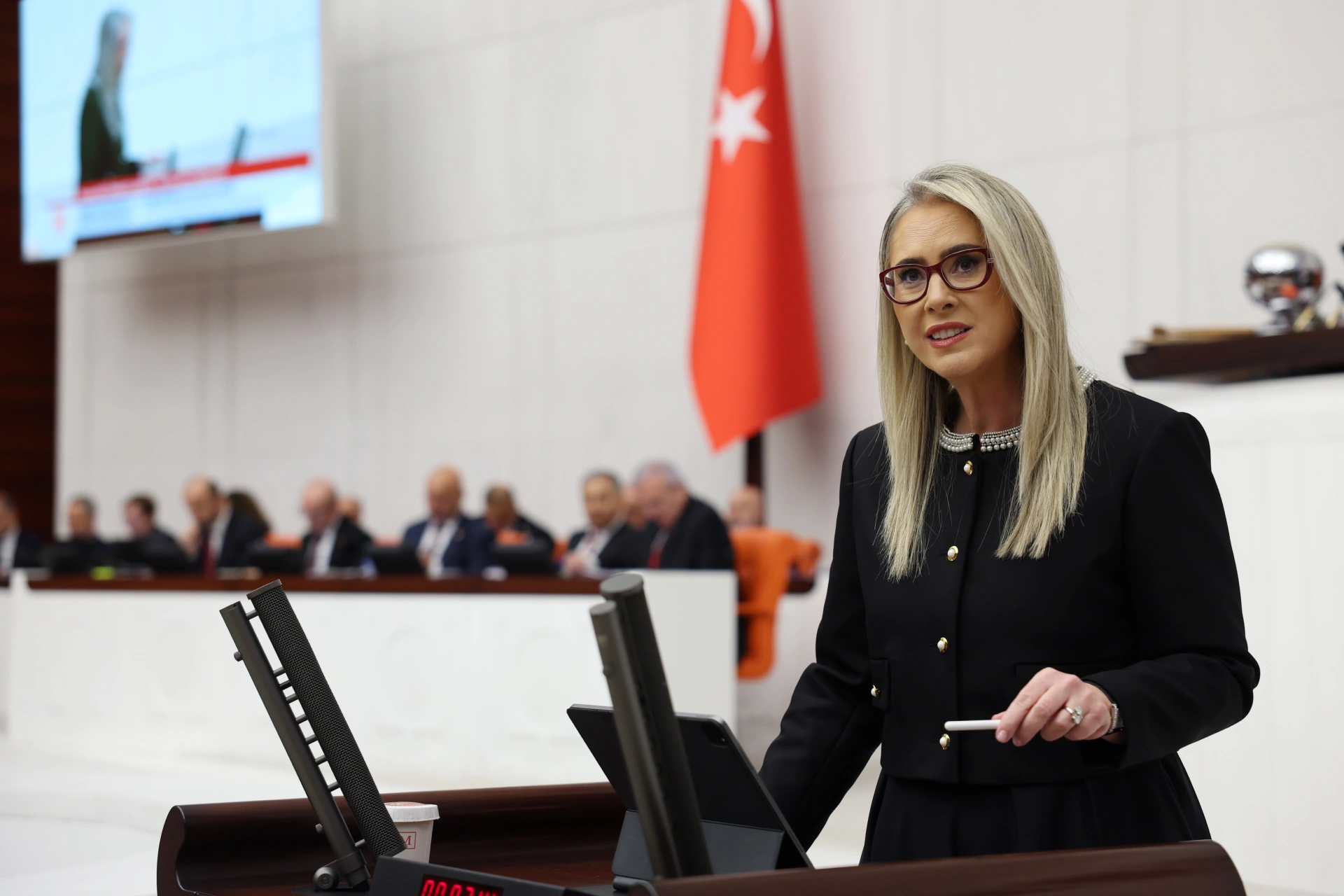 “İzmir’i sevmek sözle değil yatırımla olur”